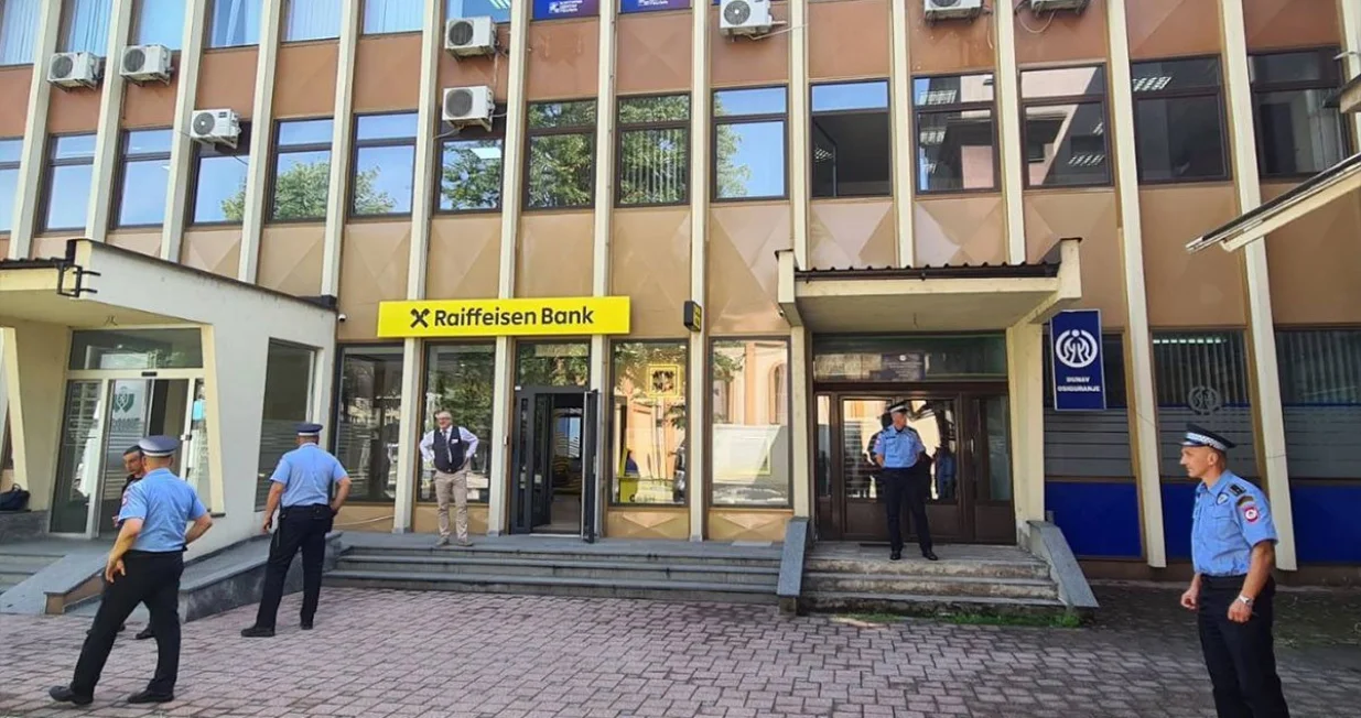 Teslić, drama u skupštini, policija ispred zgrade/Srna