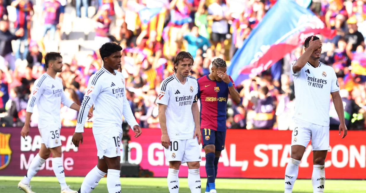 Soccer Football - LaLiga - FC Barcelona v Real Madrid - Estadi Olimpic Lluis Companys, Barcelona, Spain - May 11, 2025 Real Madrid's Jude Bellingham, Luka Modric and Endrick look dejected during the match REUTERS/Albert Gea