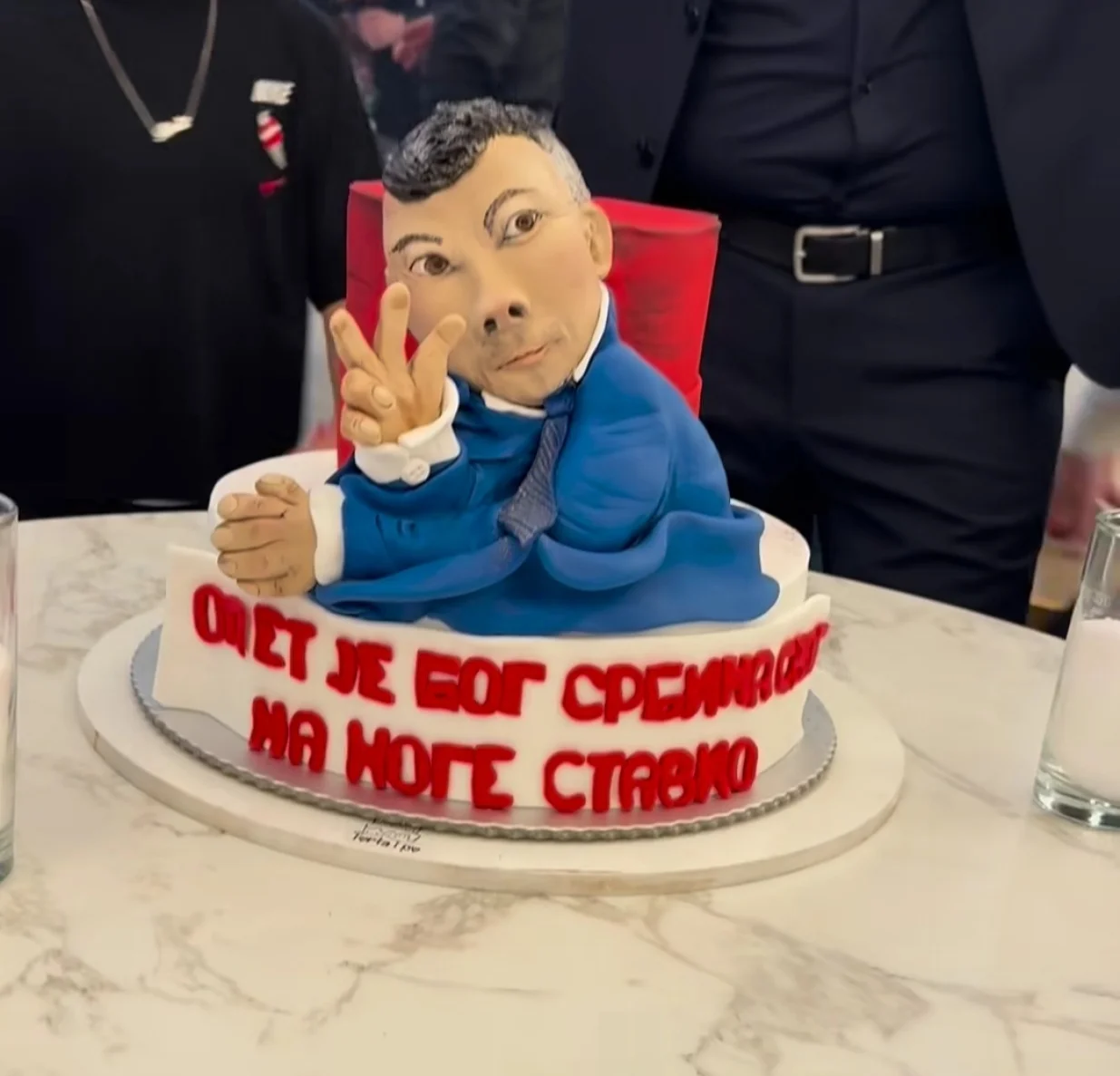 Torta sa Nešićevim likom/Društvene mreže/