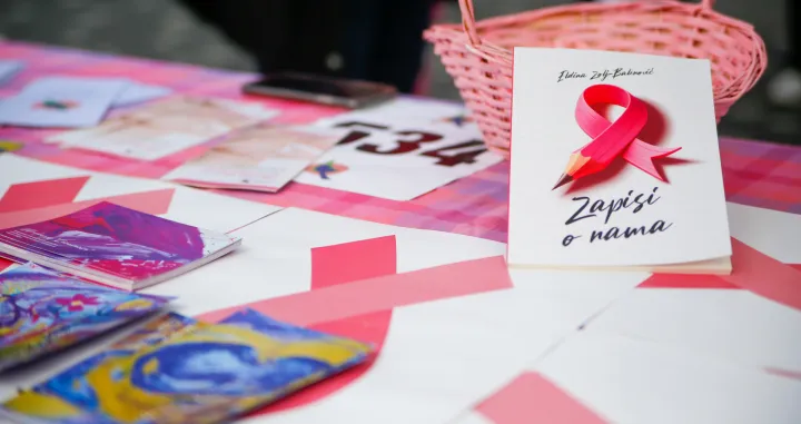 Aktivnosti Udruženje Renesansa povodom obilježavanja Ružičastog oktobra - Trg Karla Paržika ispred crkve sv. Josipa na Marijin dvoru u Sarajevu/Damir Deljo