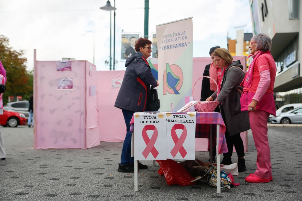 Aktivnosti Udruženje Renesansa povodom obilježavanja Ružičastog oktobra - Trg Karla Paržika ispred crkve sv. Josipa na Marijin dvoru u Sarajevu/Damir Deljo