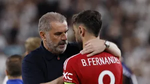 Soccer Football - Europa League - Final - Tottenham Hotspur v Manchester United - San Mames, Bilbao, Spain - May 21, 2025 Tottenham Hotspur manager Ange Postecoglou with Manchester United's Bruno Fernandes after the match REUTERS/Vincent West