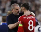 Soccer Football - Europa League - Final - Tottenham Hotspur v Manchester United - San Mames, Bilbao, Spain - May 21, 2025 Tottenham Hotspur manager Ange Postecoglou with Manchester United's Bruno Fernandes after the match REUTERS/Vincent West