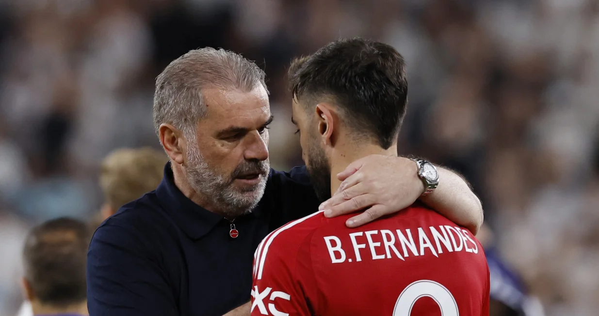 Soccer Football - Europa League - Final - Tottenham Hotspur v Manchester United - San Mames, Bilbao, Spain - May 21, 2025 Tottenham Hotspur manager Ange Postecoglou with Manchester United's Bruno Fernandes after the match REUTERS/Vincent West
