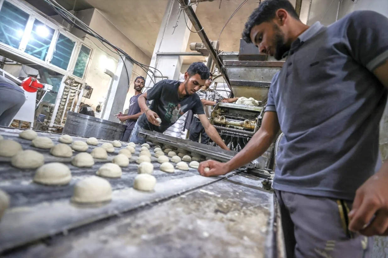 Pekara Svjetskog programa za hranu (WFP) sprema hljebove stanovnicima Gaze nakon što su dobili prve ograničene količine brašna nakon skoro tromjesečne izraelske blokade/Ali Jadallah