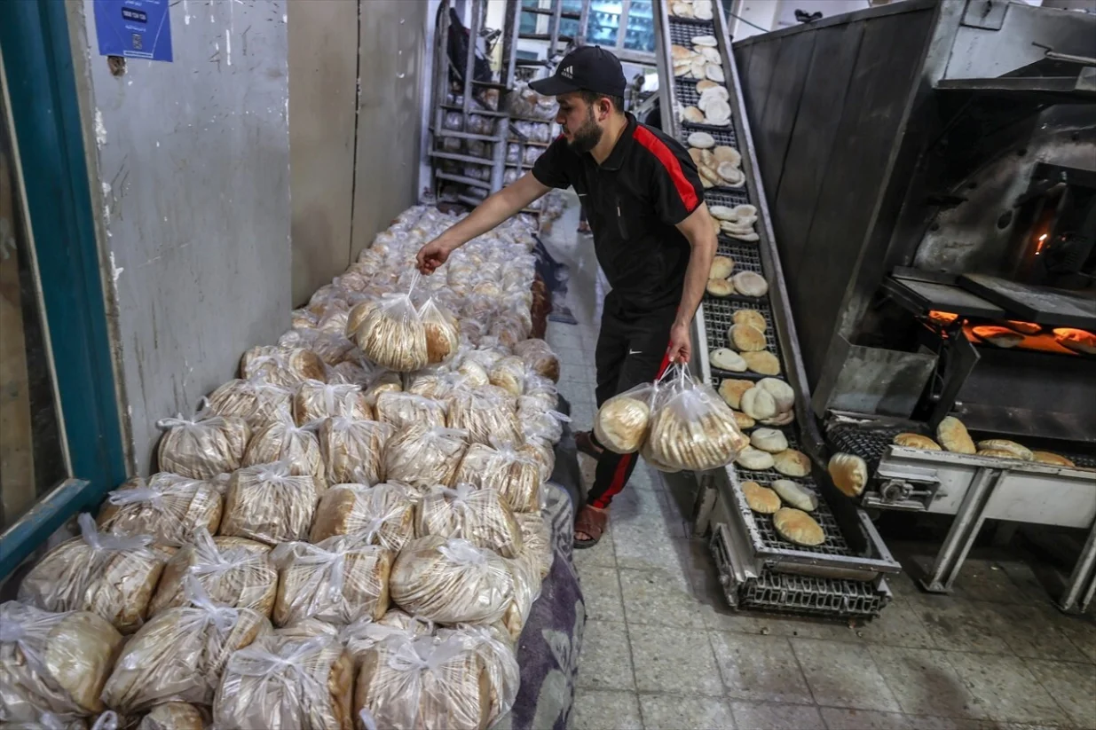 Pekara Svjetskog programa za hranu (WFP) sprema hljebove stanovnicima Gaze nakon što su dobili prve ograničene količine brašna nakon skoro tromjesečne izraelske blokade/Ali Jadallah