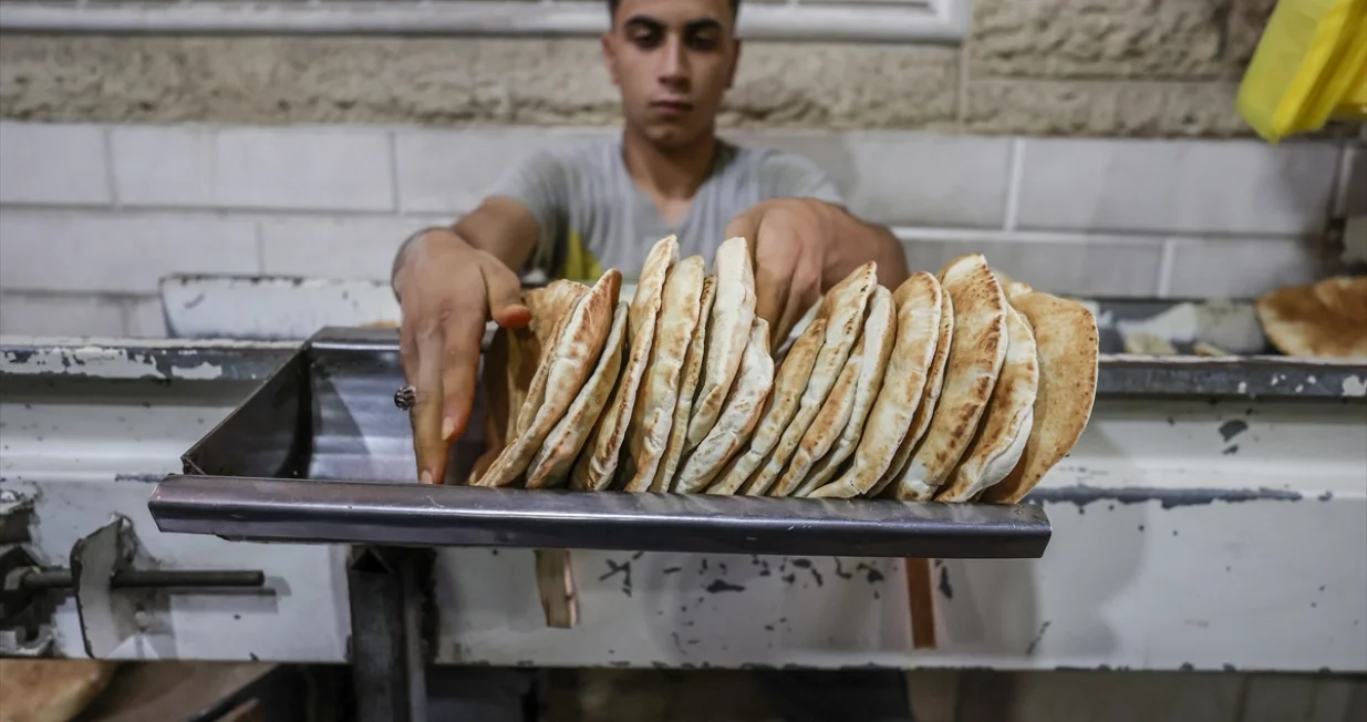 Pekara Svjetskog programa za hranu (WFP) sprema hljebove stanovnicima Gaze nakon što su dobili prve ograničene količine brašna nakon skoro tromjesečne izraelske blokade/Ali Jadallah