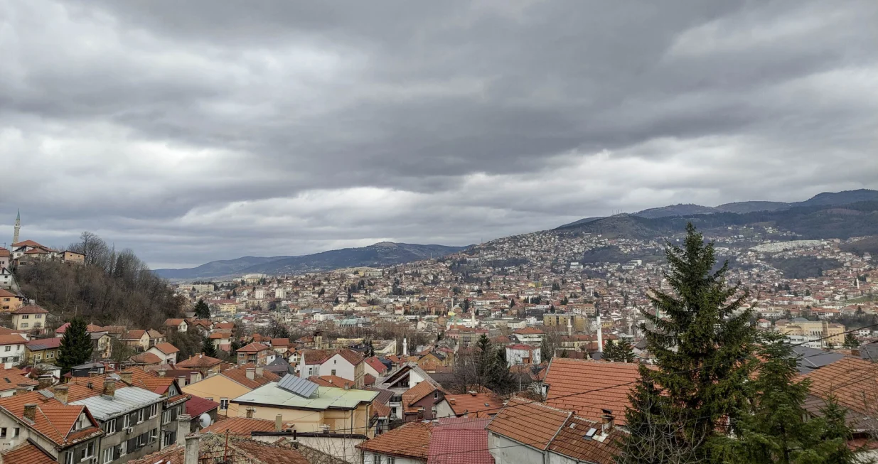 Oblačno vrijeme panorama Sarajeva/Damir Deljo