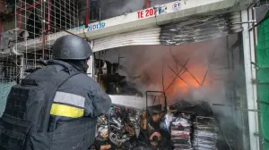 Harkov, Ukrajina - 6. maj 2025:Vatrogasci rade na gaЕЎenju poЕѕara koji je izbio nakon napada ruskih bespilotnih letjelica na trgovaДЌki centar Barabashovo u Harkivu, Ukrajina, 6. maja 2025. godine. Prodavnice su izgorjele na prostoru povrЕЎine 500 kvadratnih metara. UniЕЎteno je oko 90 trgovaДЌkih paviljona, a joЕЎ oko 100 je oЕЎteД‡eno. U noД‡i 6. maja, ruski dronovi su napadali Harkiv tokom dva sata. Grad je pogoД'en 20 puta, pogoД'eno je osam lokacija, a izbilo je ЕЎest poЕѕara. ДЊetiri osobe su povrijeД'ene. (Serhii Masin - Anadolu Agency)/