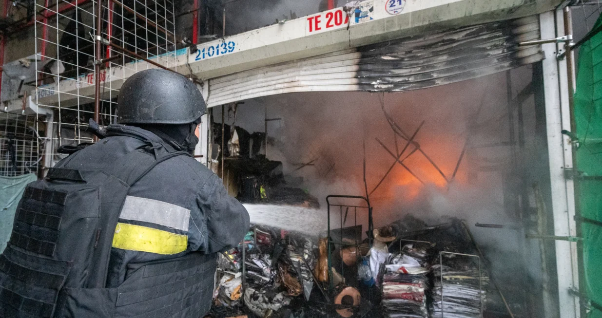 Harkov, Ukrajina - 6. maj 2025:Vatrogasci rade na gaЕЎenju poЕѕara koji je izbio nakon napada ruskih bespilotnih letjelica na trgovaДЌki centar Barabashovo u Harkivu, Ukrajina, 6. maja 2025. godine. Prodavnice su izgorjele na prostoru povrЕЎine 500 kvadratnih metara. UniЕЎteno je oko 90 trgovaДЌkih paviljona, a joЕЎ oko 100 je oЕЎteД‡eno. U noД‡i 6. maja, ruski dronovi su napadali Harkiv tokom dva sata. Grad je pogoД'en 20 puta, pogoД'eno je osam lokacija, a izbilo je ЕЎest poЕѕara. ДЊetiri osobe su povrijeД'ene. (Serhii Masin - Anadolu Agency)/