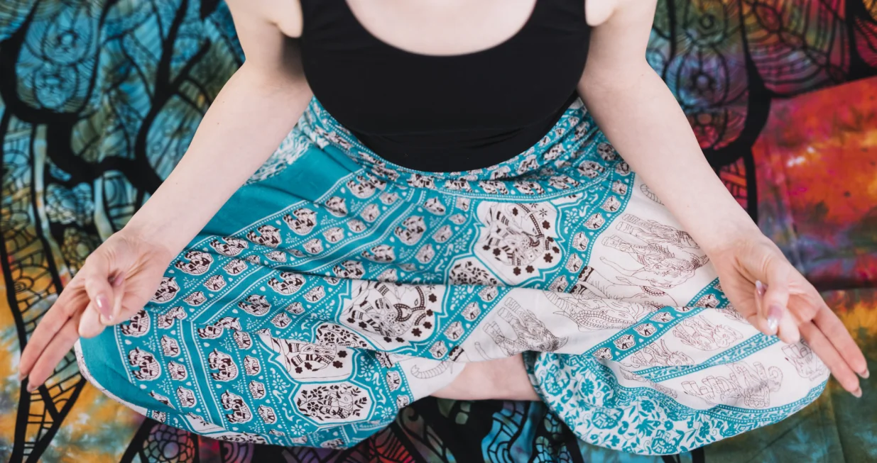 Široke, lepršave nogavice, stegnute na rubovima/Freepik