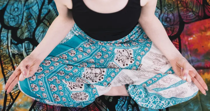 Široke, lepršave nogavice, stegnute na rubovima/Freepik