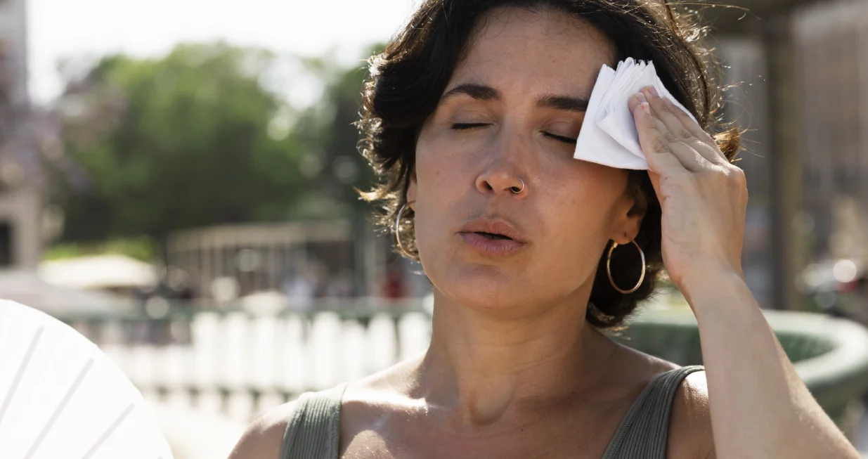 Preporučuje mlaku ili čak toplu vodu tokom tuširanja/Freepik