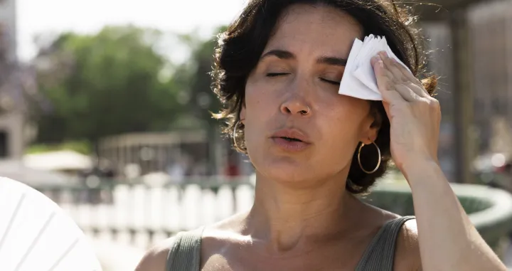 Preporučuje mlaku ili čak toplu vodu tokom tuširanja/Freepik