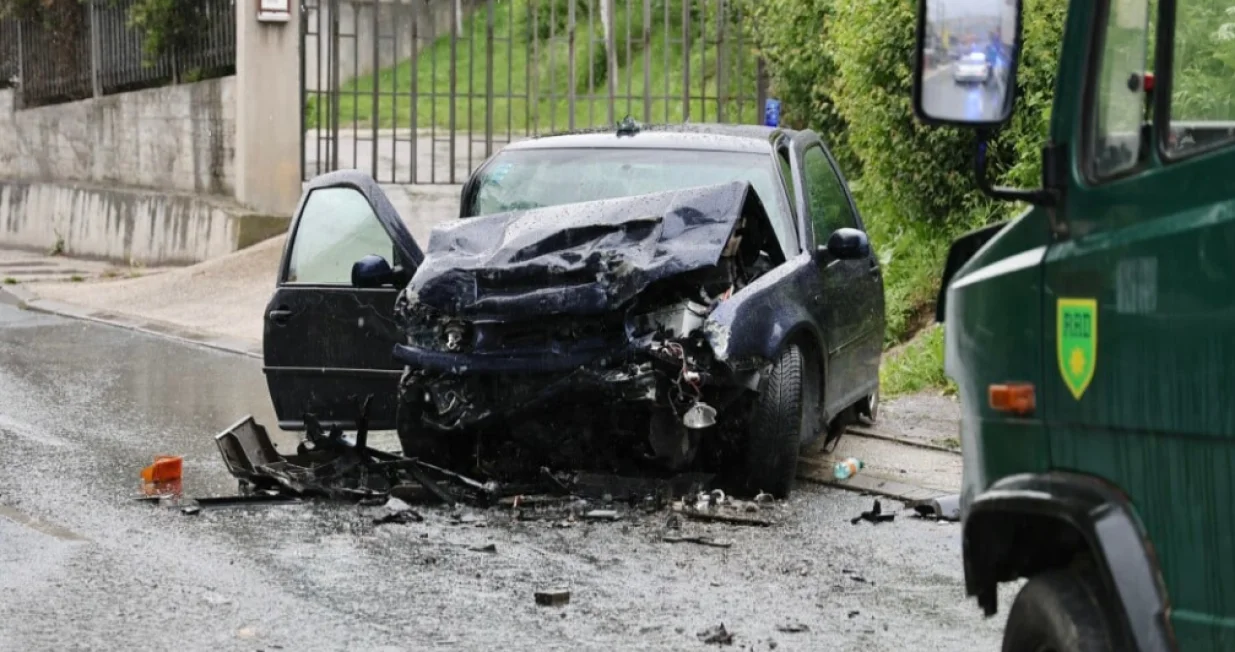 Saobraćajna nesreća u Buća Potoku, učestvovala tri automobila/Klix.ba