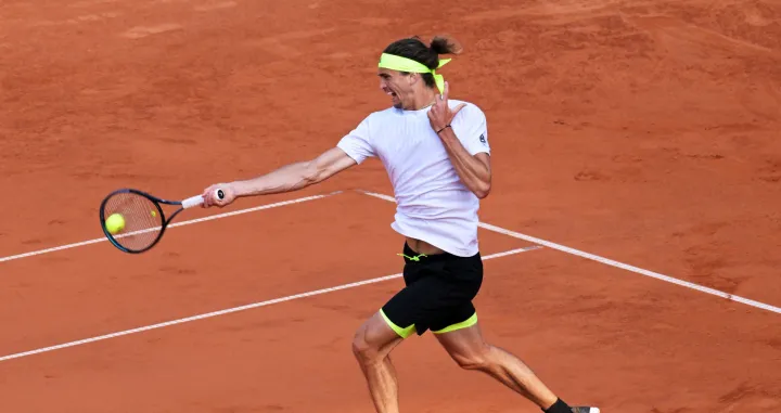 Tennis - Hamburg European Open - Am Rothenbaum, Hamburg, Germany - May 21, 2025 Germany's Alexander Zverev in action during his round of 16 match against France's Alexandre Muller REUTERS/Fabian Bimmer