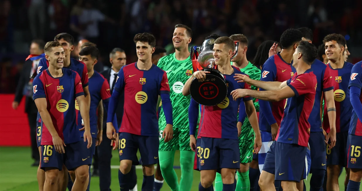 Soccer Football - LaLiga - FC Barcelona v Villarreal - Estadi Olimpic Lluis Companys, Barcelona, Spain - May 18, 2025 FC Barcelona's Dani Olmo celebrates with the trophy and teammates after winning LaLiga REUTERS/Albert Gea