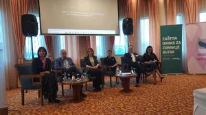 Dvodnevna regionalna konferencija "Zajedno" koju u Sarajevu organizuje Udruženje oboljelih i liječenih od karcinoma dojke i ginekoloških karcinoma "Renesansa" okupila je više od stotinu predstavnika zdravstvenih institucija, međunarodnih organizacija nevladinog i privatnog sektora, ali i onih koji svakodnevno vode borbu s dijagnozom karcinoma/