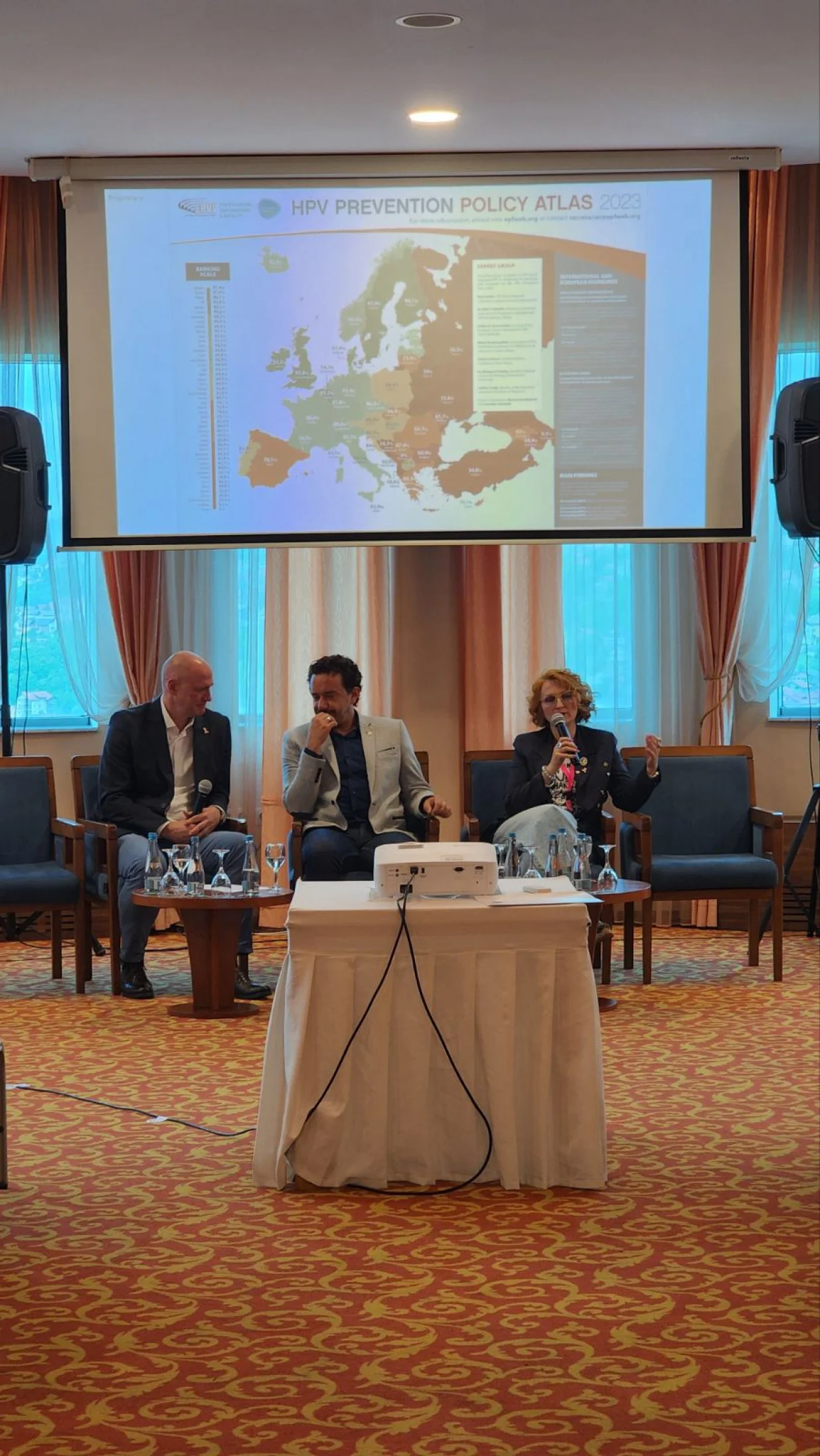 Dvodnevna regionalna konferencija "Zajedno" koju u Sarajevu organizuje Udruženje oboljelih i liječenih od karcinoma dojke i ginekoloških karcinoma "Renesansa" okupila je više od stotinu predstavnika zdravstvenih institucija, međunarodnih organizacija nevladinog i privatnog sektora, ali i onih koji svakodnevno vode borbu s dijagnozom karcinoma/