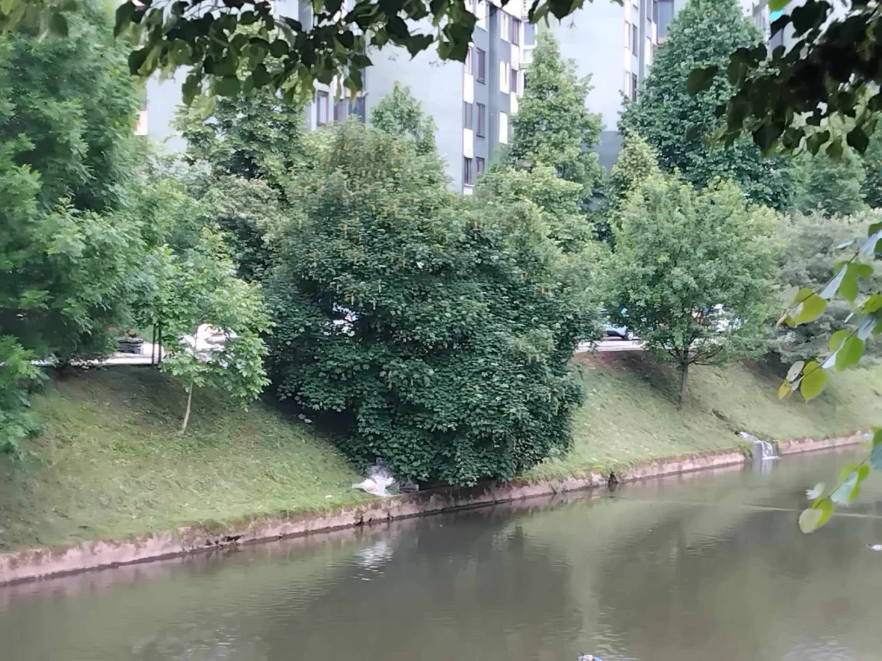 Smeće u koritu Miljacke/Tanja Cerić/