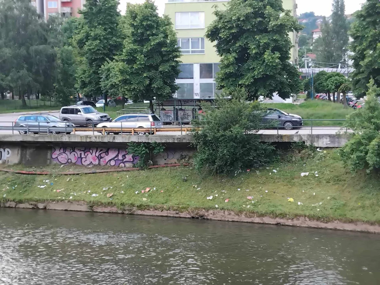 Smeće u koritu Miljacke/Tanja Cerić/