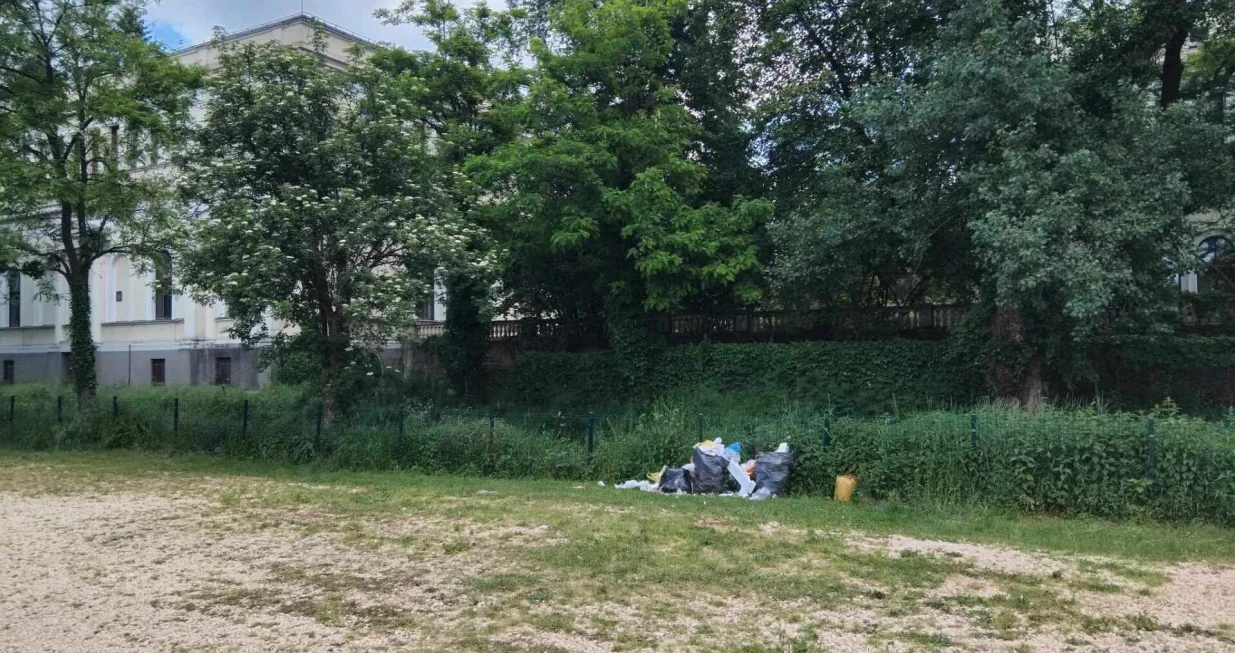 Smeće kod Zemaljskog muzeja/Tanja Cerić/
