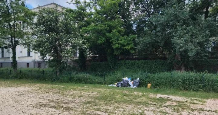 Smeće kod Zemaljskog muzeja/Tanja Cerić/