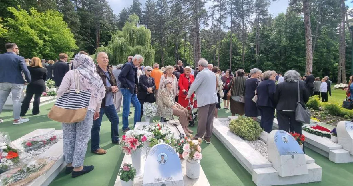 Polaganje cvijeća na Slanoj Banji/Fena/