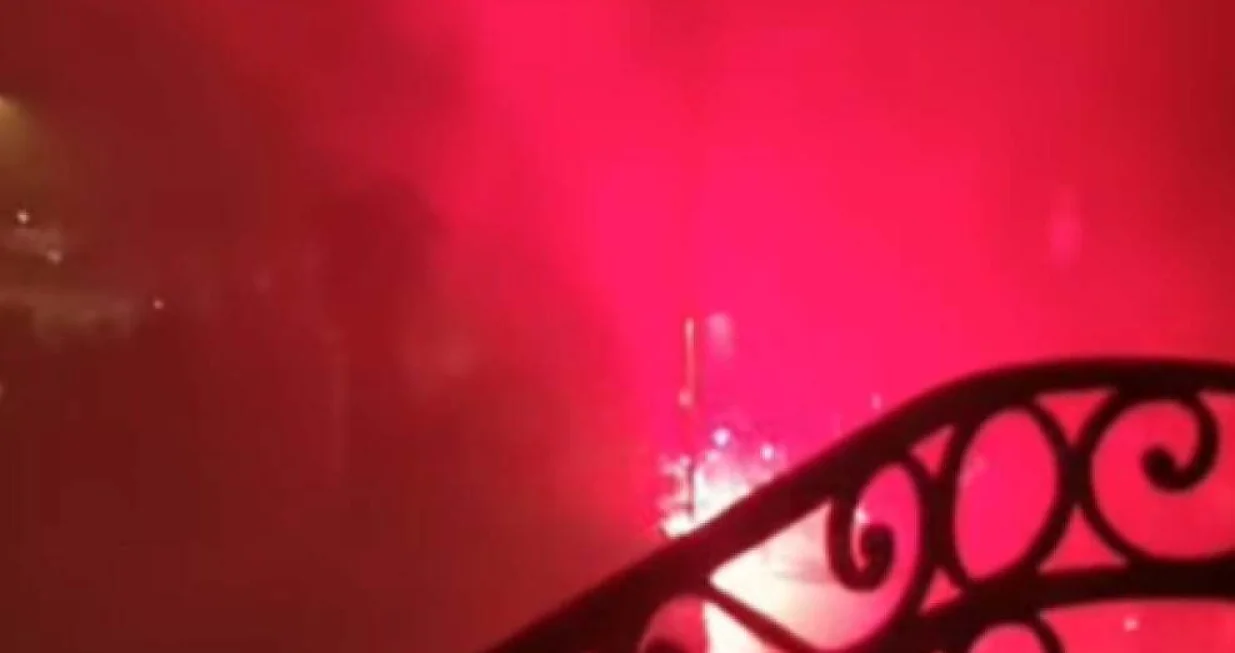 Navijači Rijeke priredili piro-show pred hotelom Slaven Belupa (FOTO: Screenshot)