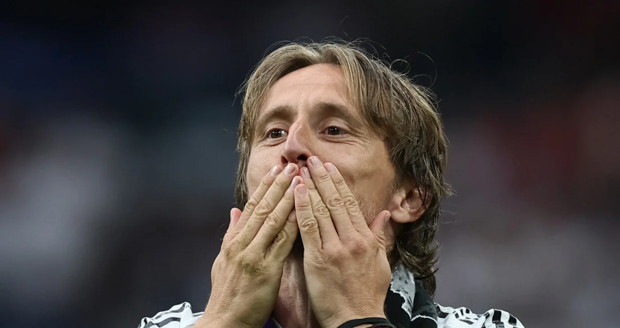 Soccer Football - LaLiga - Real Madrid v Real Sociedad - Santiago Bernabeu, Madrid, Spain - May 24, 2025 Real Madrid's Luka Modric celebrates on the pitch after playing his last LaLiga match for Real Madrid REUTERS/Isabel Infantes