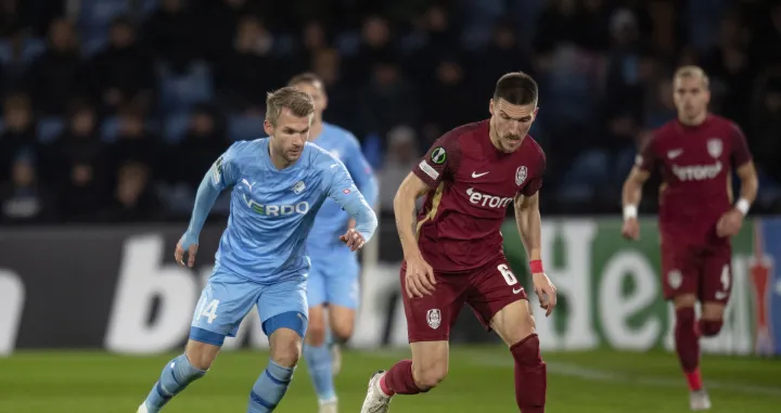 epa09603761 Daniel Graovac (C) of Cluj in action against Frederik Lauenborg (L) of Randers during the UEFA Europa Conference League soccer match between Randers FC and CFR Cluj in Randers, Denmark, 25 November 2021. EPA/Bo Amstrup DENMARK OUT