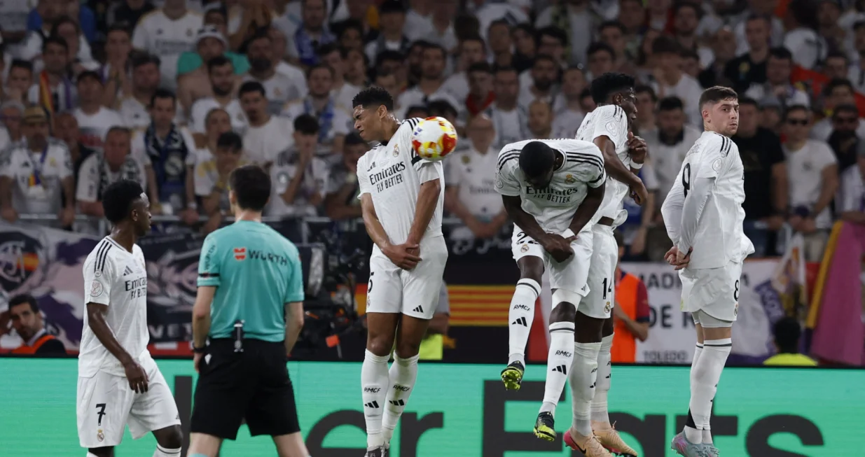Soccer Football - Copa del Rey - Final - FC Barcelona v Real Madrid - Estadio de La Cartuja, Seville, Spain - April 26, 2025 Real Madrid's Jude Bellingham, Antonio Rudiger, Aurelien Tchouameni and Federico Valverde jump on the defensive wall REUTERS/Marcelo Del Pozo