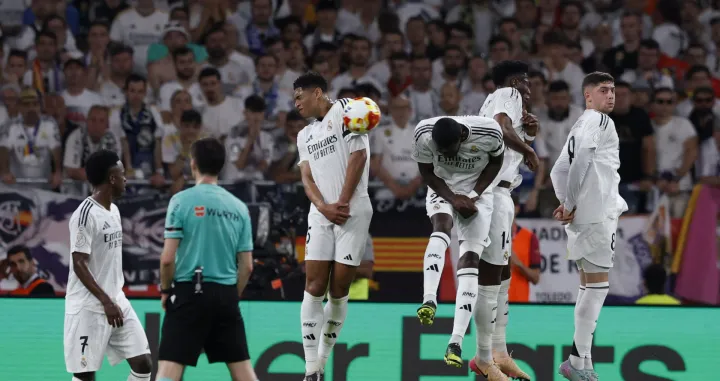 Soccer Football - Copa del Rey - Final - FC Barcelona v Real Madrid - Estadio de La Cartuja, Seville, Spain - April 26, 2025 Real Madrid's Jude Bellingham, Antonio Rudiger, Aurelien Tchouameni and Federico Valverde jump on the defensive wall REUTERS/Marcelo Del Pozo