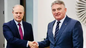 Član Predsjedništva Bosne i Hercegovine Željko Komšić sastao se sa specijalnim izaslanikom Republike Francuske za zapadni Balkan Renéom Troccazom u Dejtonu./