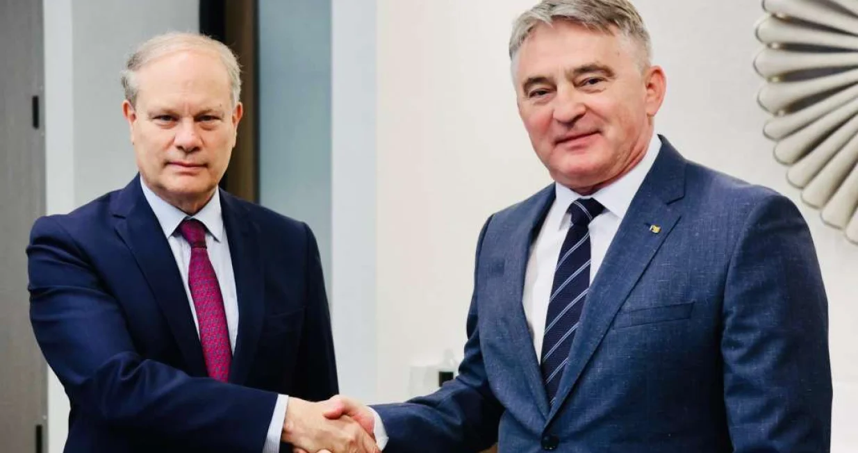 Član Predsjedništva Bosne i Hercegovine Željko Komšić sastao se sa specijalnim izaslanikom Republike Francuske za zapadni Balkan Renéom Troccazom u Dejtonu./