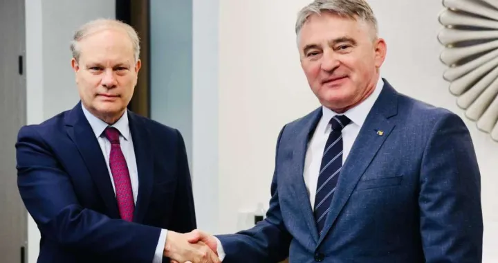 Član Predsjedništva Bosne i Hercegovine Željko Komšić sastao se sa specijalnim izaslanikom Republike Francuske za zapadni Balkan Renéom Troccazom u Dejtonu./