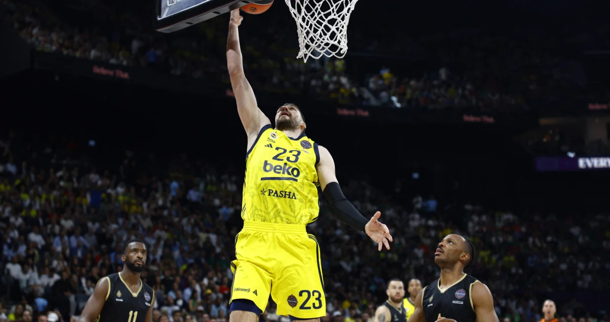 Basketball - EuroLeague Final Four - Final - AS Monaco v Fenerbahce - Etihad Arena, Abu Dhabi, United Arab Emirates - May 25, 2025 Fenerbahce's Marko Guduric scores a basket REUTERS/Rula Rouhana