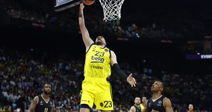 Basketball - EuroLeague Final Four - Final - AS Monaco v Fenerbahce - Etihad Arena, Abu Dhabi, United Arab Emirates - May 25, 2025 Fenerbahce's Marko Guduric scores a basket REUTERS/Rula Rouhana