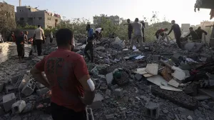 Palestinci pretražuju ruševine u potrazi za preživjelima i tijelima stradalih nakon izraelskog napada na područje Jibalije u Pojasu Gaze u posljednja 24 sata/Khames Alrefi