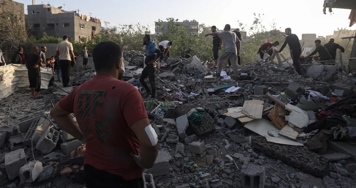 Palestinci pretražuju ruševine u potrazi za preživjelima i tijelima stradalih nakon izraelskog napada na područje Jibalije u Pojasu Gaze u posljednja 24 sata/Khames Alrefi