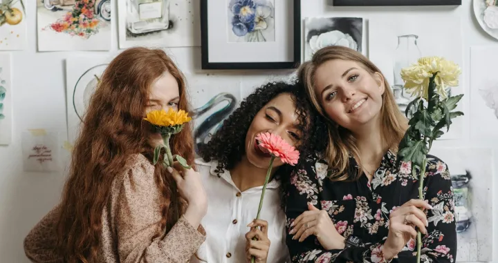 Prijateljice, cvijeće/Pavel Danilyuk