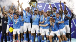 Soccer Football - Serie A - Napoli v Cagliari - Stadio Diego Armando Maradona, Naples, Italy - May 24, 2025 Napoli's Giovanni Di Lorenzo lifts the trophy as he celebrates winning Serie A with teammates REUTERS/Remo Casilli