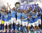 Soccer Football - Serie A - Napoli v Cagliari - Stadio Diego Armando Maradona, Naples, Italy - May 24, 2025 Napoli's Giovanni Di Lorenzo lifts the trophy as he celebrates winning Serie A with teammates REUTERS/Remo Casilli