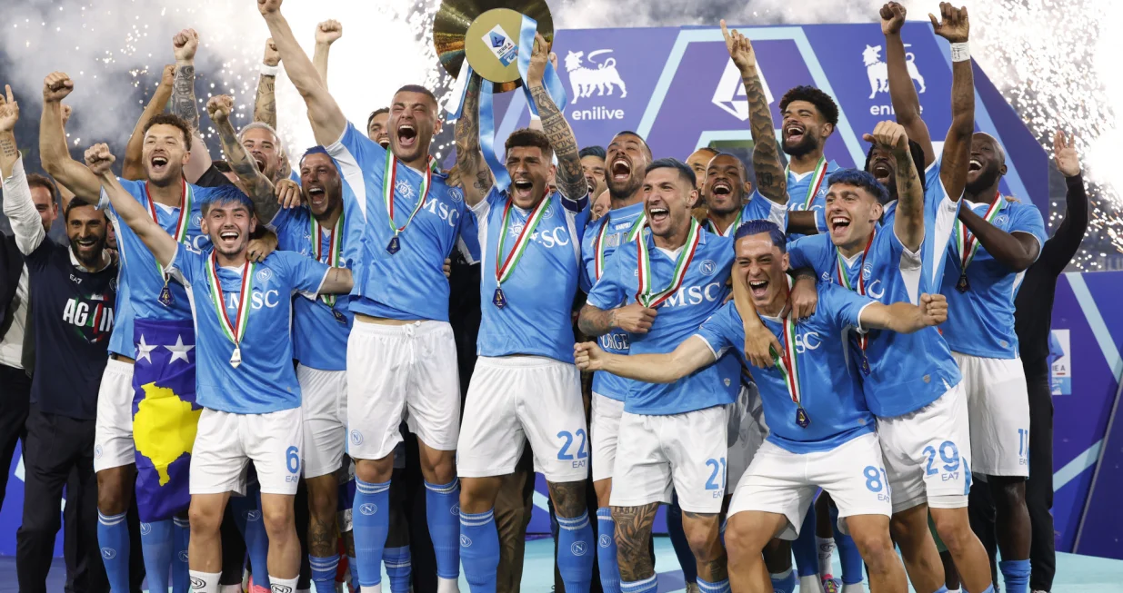 Soccer Football - Serie A - Napoli v Cagliari - Stadio Diego Armando Maradona, Naples, Italy - May 24, 2025 Napoli's Giovanni Di Lorenzo lifts the trophy as he celebrates winning Serie A with teammates REUTERS/Remo Casilli