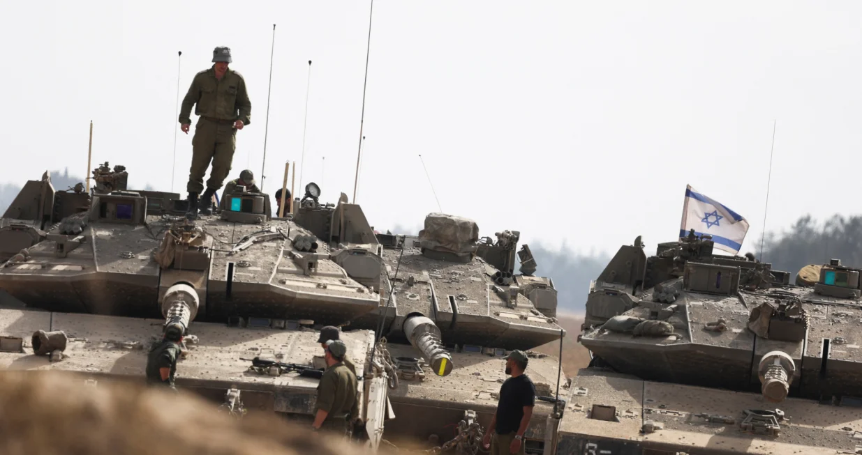 Israeli soliders stand next tanks parked near the Israel-Gaza border, amid the ongoing conflict between Israel and Hamas, in Israel, May 19, 2025 REUTERS/Ronen Zvulun/Ronen Zvulun