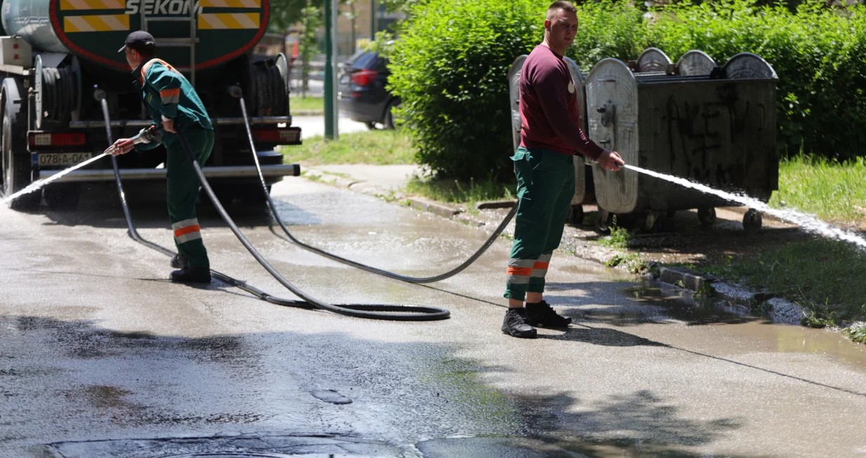 Dobrinja čišćenje ulica: trg zlatnih ljiljana/Senad Gubelić