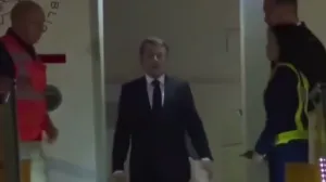 Macron nakon "spornog trenutka"/Youtube