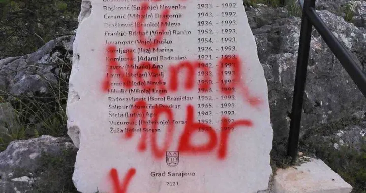 Vandali oštetili spomenik na Kazanima, poruka: "Živi Caco u nama br 10"/Klix.ba