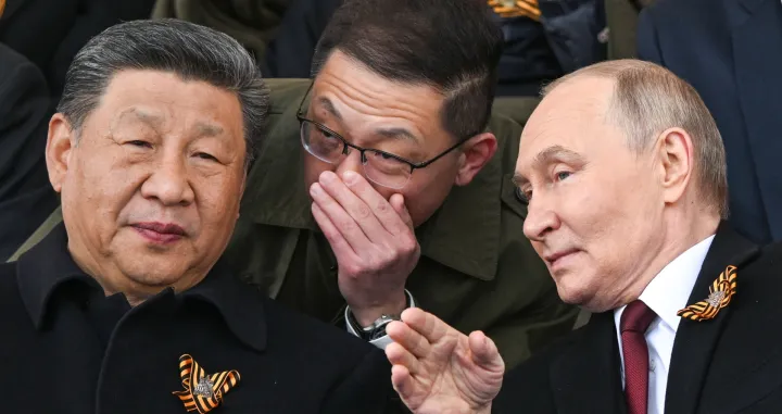 Moskva, Rusija - 9. maj 2025:Brojni zvaničnici prisustvovali su u petak obilježavanja Dana pobjede u Moskvi, a prisutnima se obratio predsjednik Ruske Federacije Vladimir Putin, tokom održavanja vojne parade na cvjetnom trgu kojoj su nazočili državnici poput kineskog predsjednika Xi Jinpinga (L) (Ilya Pitalev/RIA Novosti - Anadolu Agency)/