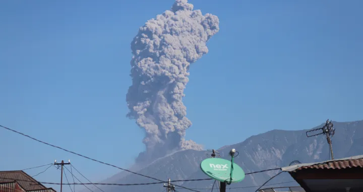 TANAH DATAR, INDONESIA - 27. MAJ 2025.: Vulkan Marapi u okrugu Tanah Datar, na zapadu Sumatre, u utorak ujutro počeo je izbacivati gust pepeo visoko u nebo, saopćile su lokalne vlasti (Adi Prima - Anadolu Agency)/